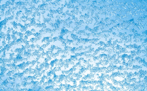 Abstrait bleu blanc avec de la neige collée au verre