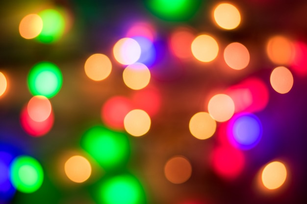 Abstrait bokeh multicolore sur fond noir. Défocalisé lumières abstraites fond de Noël.