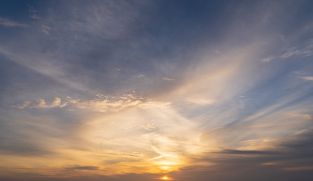 Abstrait ciel coloré avec vue coucher de soleil dans la soirée ou le lever du soleil et les nuages