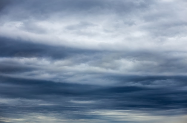 Abstrait de ciel dramatique avec des nuages sombres