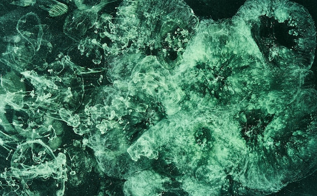 Abstrait de couleur verte. Fumée de narguilé vibrante tourbillonnante, océan émeraude sous-marin, peinture dynamique dans l'eau