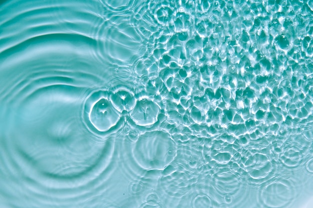 Photo abstrait de l'eau avec des reflets ronds, splash cercle dans la piscine.