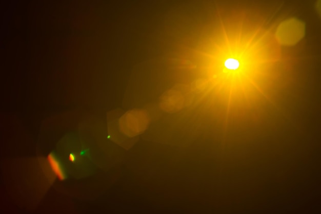 Abstrait Éruption solaire naturelle sur le noir