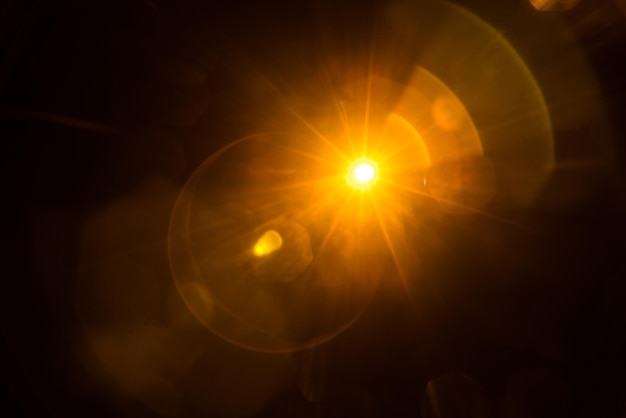 Abstrait Éruption solaire naturelle sur le noir