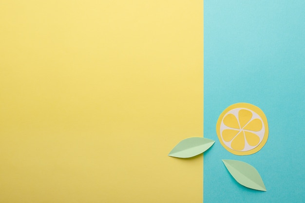 Abstrait de l&#39;été - fruits de papier origami sur fond jaune-bleu