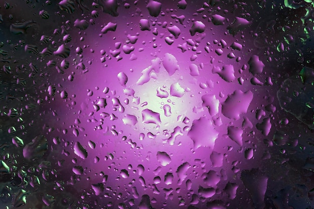 Abstrait avec des gouttes d'eau sur fond violet