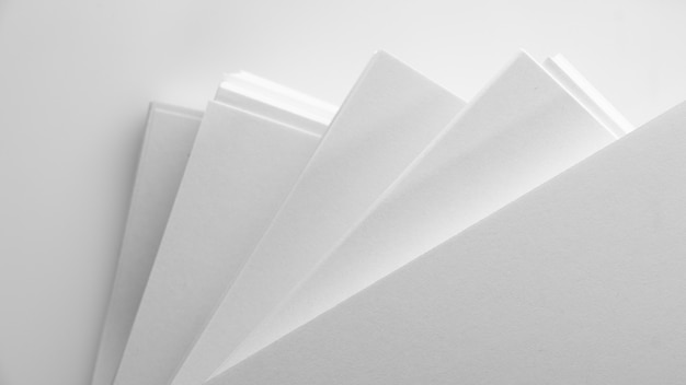 Abstrait, minimalisme. Plusieurs piles de papier blanc pour photocopieur, sur fond blanc. Concept de travail de bureau.