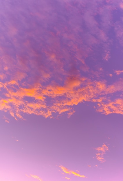 Abstrait et motif de ciel nuageux Fond de couleur violet velours tendance