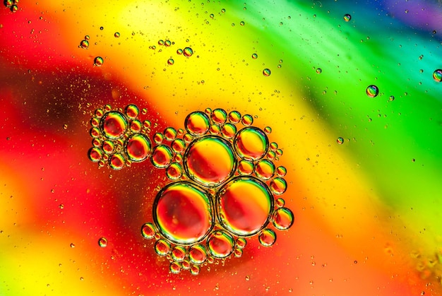 abstrait multicolore fait de bulles d'huile sur l'eau