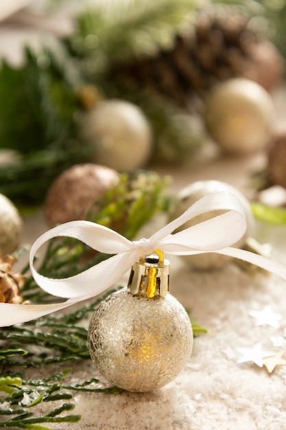 Abstrait de Noël avec des boules d'argent