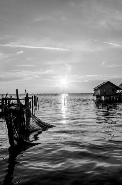 Abstrait noir et blanc du lac Songkhla en Thaïlande