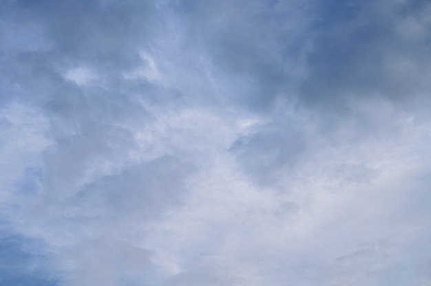 Photo abstrait de nuages blancs moelleux sur un ciel bleu clair. photo de haute qualité