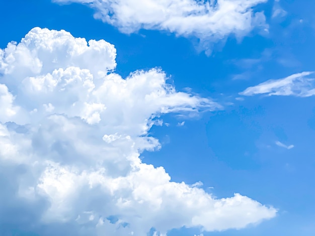 Abstrait nuageux belles stries naturelles de ciel et cloudsxUn beau paysage naturel