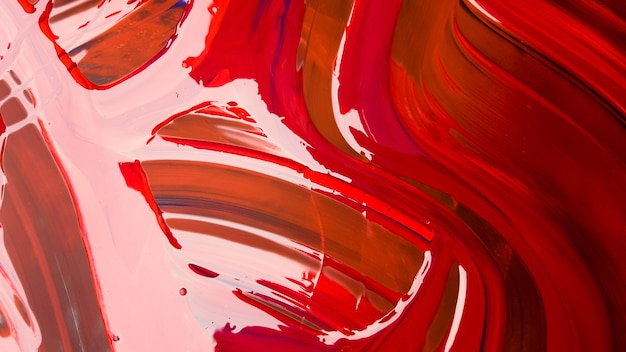Abstrait de peinture rouge renversée avec des seaux sur fond noir. La peinture rouge coule sur un fond noir. Utilisez-le pour un artiste ou un concept créatif. les peintures ont renversé un fond de couleur rouge.