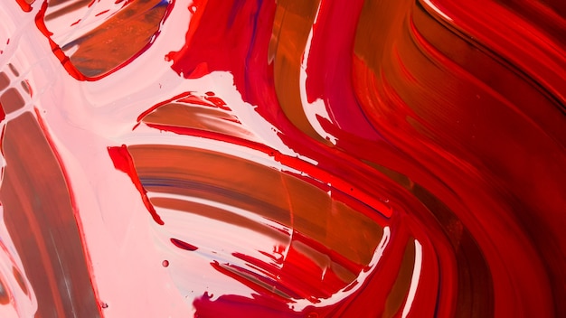 Abstrait De Peinture Rouge Renversée Avec Des Seaux Sur Fond Noir. La Peinture Rouge Coule Sur Un Fond Noir. Utilisez-le Pour Un Artiste Ou Un Concept Créatif. Les Peintures Ont Renversé Un Fond De Couleur Rouge.