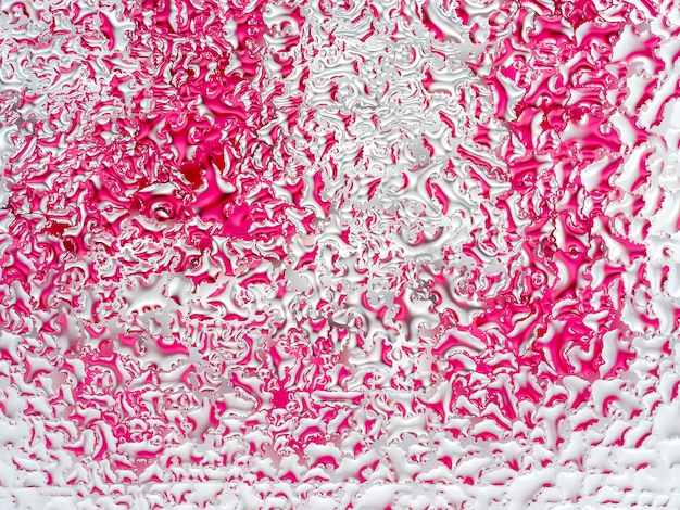 Abstrait rose et blanc avec des gouttes d&#39;eau sur le verre