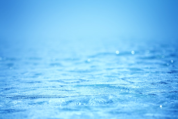 Abstrait de la surface de l&#39;eau bleue