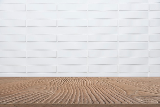 Abstrait de table en bois vide pour show produit avec fond de mur en marbre blanc.