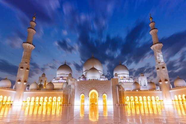 Abu Dhabi Sheikh Zayed Grand Mosque minarets crépusculaires Emirats Arabes Unis