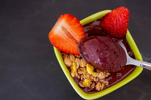 Acai avec granola et vivant