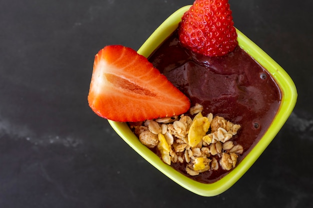 Acai avec granola et vivant