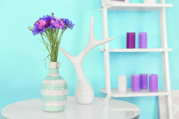 Accent lilas dans un intérieur moderne Table avec de beaux bleuets dans le salon