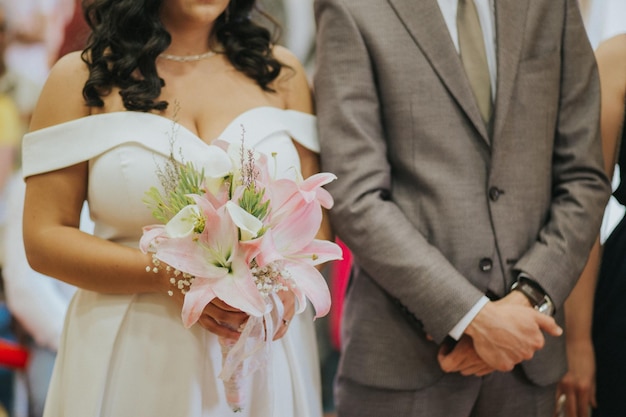 Photo l'accent superficiel d'un couple se mariant pendant la cérémonie de mariage