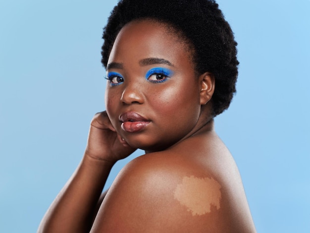 L'acceptation de soi est belle, c'est sûr Studio photo d'une belle jeune femme posant sur un fond bleu