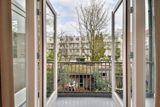 Accès à un balcon confortable d'une maison moderne avec des portes en bois et une clôture métallique