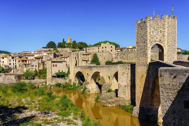 Accès par le pont médiéval à l'ancienne ville de Besalu à Gérone Espagne