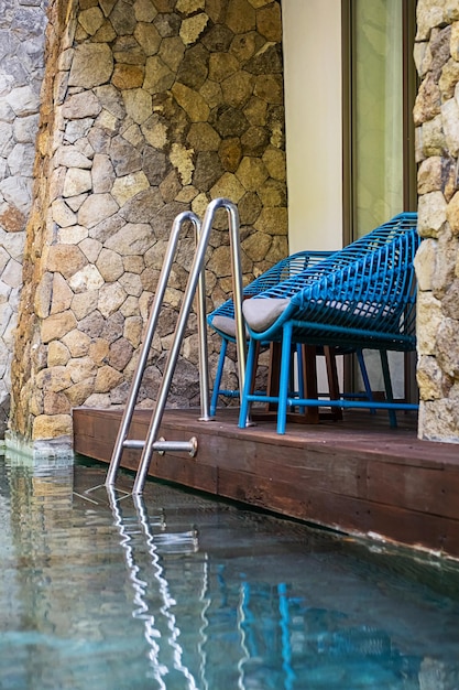 Accès à la piscine privée depuis la chambre d'hôtel