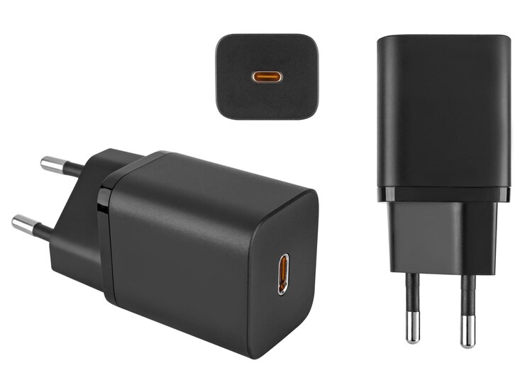 Photo accessoire d'adaptateur d'alimentation pour le téléphone sur un fond blanc isolé