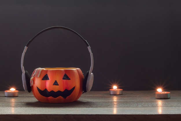 Accessoire essentiel de fond de concept de festival de décorations d&#39;Halloween heureux. Mélanger les articles de variété sur le bureau moderne en bois brun rustique au bureau de bureau à la maison de bureau. Espace orange clair pour le libellé créatif de conception.