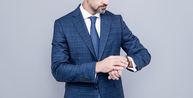 Accessoire de mode masculine professionnel recadrée PDG mature patron avec montre-bracelet confiant homme d'affaires regarder le temps succès commercial homme prospère en costume professionnel entrepreneur ou gestionnaire