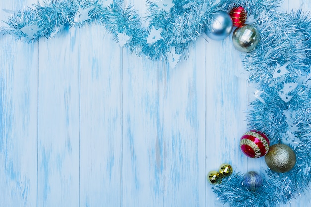 Photo accessoire de noël et du nouvel an avec espace copie sur un fond en bois bleu.