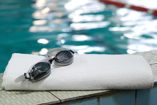 Photo accessoire de piscine pour la piscine une serviette lunettes de natation