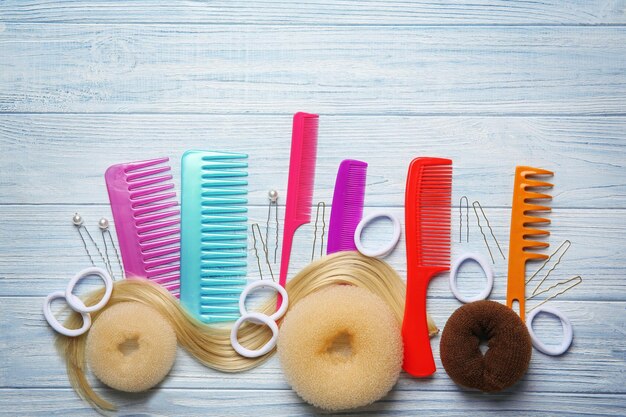 Accessoire pour coiffure sur fond de bois