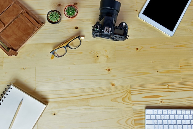 Accessoires d&#39;affaires sur un bureau en bois