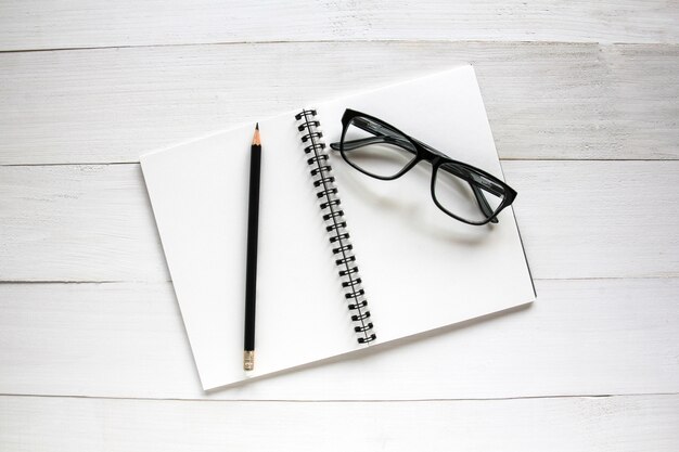 Accessoires d&#39;affaires sur une table en bois blanc