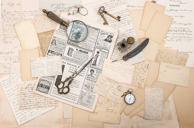 Accessoires antiques vieilles lettres et cartes postales stylo à encre vintage fond sentimental nostalgique