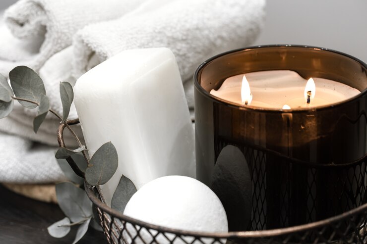 Photo accessoires de bain et une bougie allumée. concept de soins et d'hygiène corporelle.