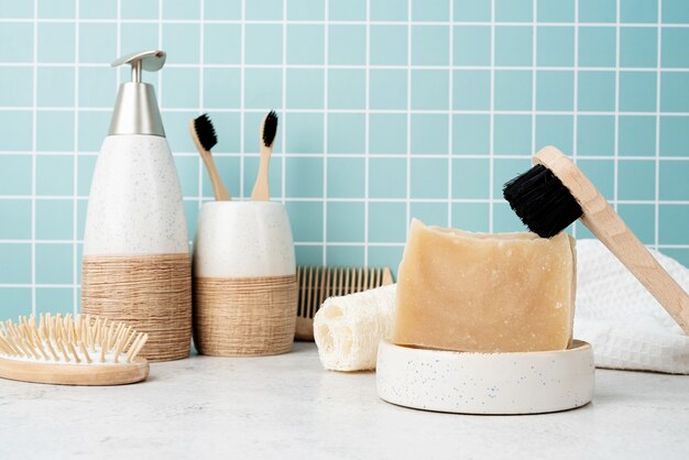 Accessoires de bain avec brosses en bambou, savon artisanal, distributeur et brosses naturelles sur étagère de bain, vue de face