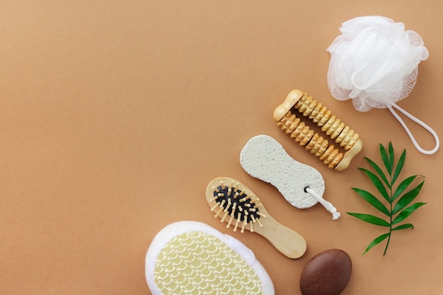 Accessoires de bain sur fond marron, vue de dessus, copiez l'espace.