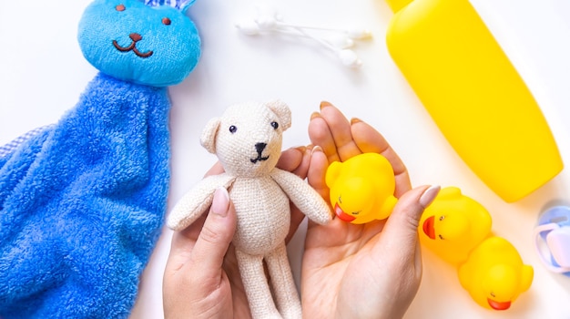 Accessoires de bain pour bébé sur fond blanc. Mise au point sélective.