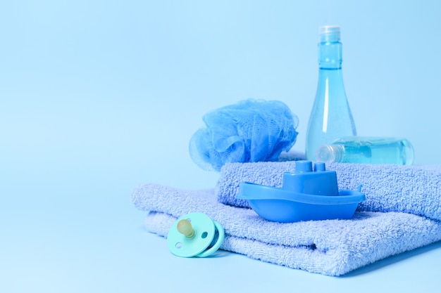 Accessoires de bain pour bébé sur fond de couleur