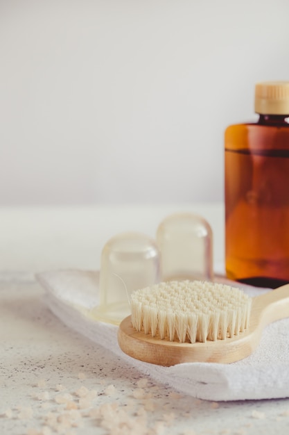 Accessoires de bain sur une surface en pierre blanche