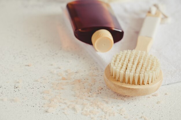 Accessoires de bain sur une surface en pierre blanche