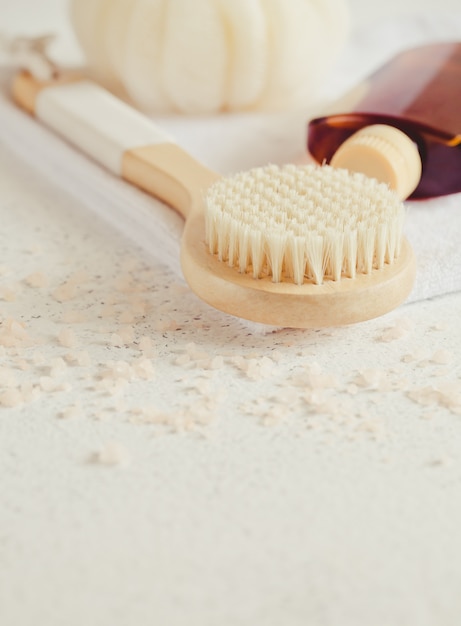 Accessoires de bain sur une surface en pierre blanche