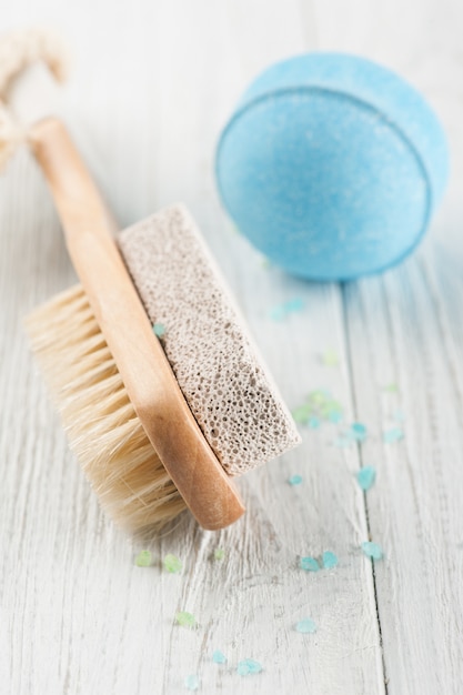 Accessoires de bain sur table en bois blanc