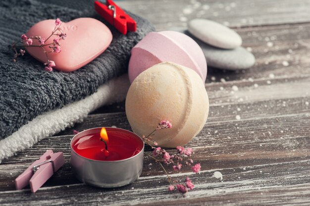 Accessoires de bain sur table en bois rustique